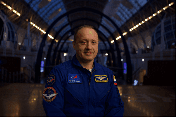 Alexander Misurkin in a blue Roscosmos flight suit