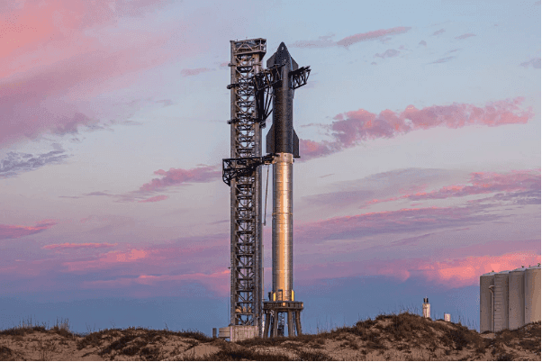 Многоразовая сверхтяжёлая ракета-носитель Starship Super Heavy (SpaceX) на стартовой площадке