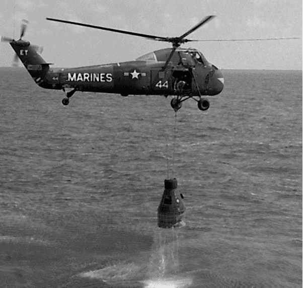 Подъём капсулы Freedom 7 вертолётом Sikorsky HUS-1