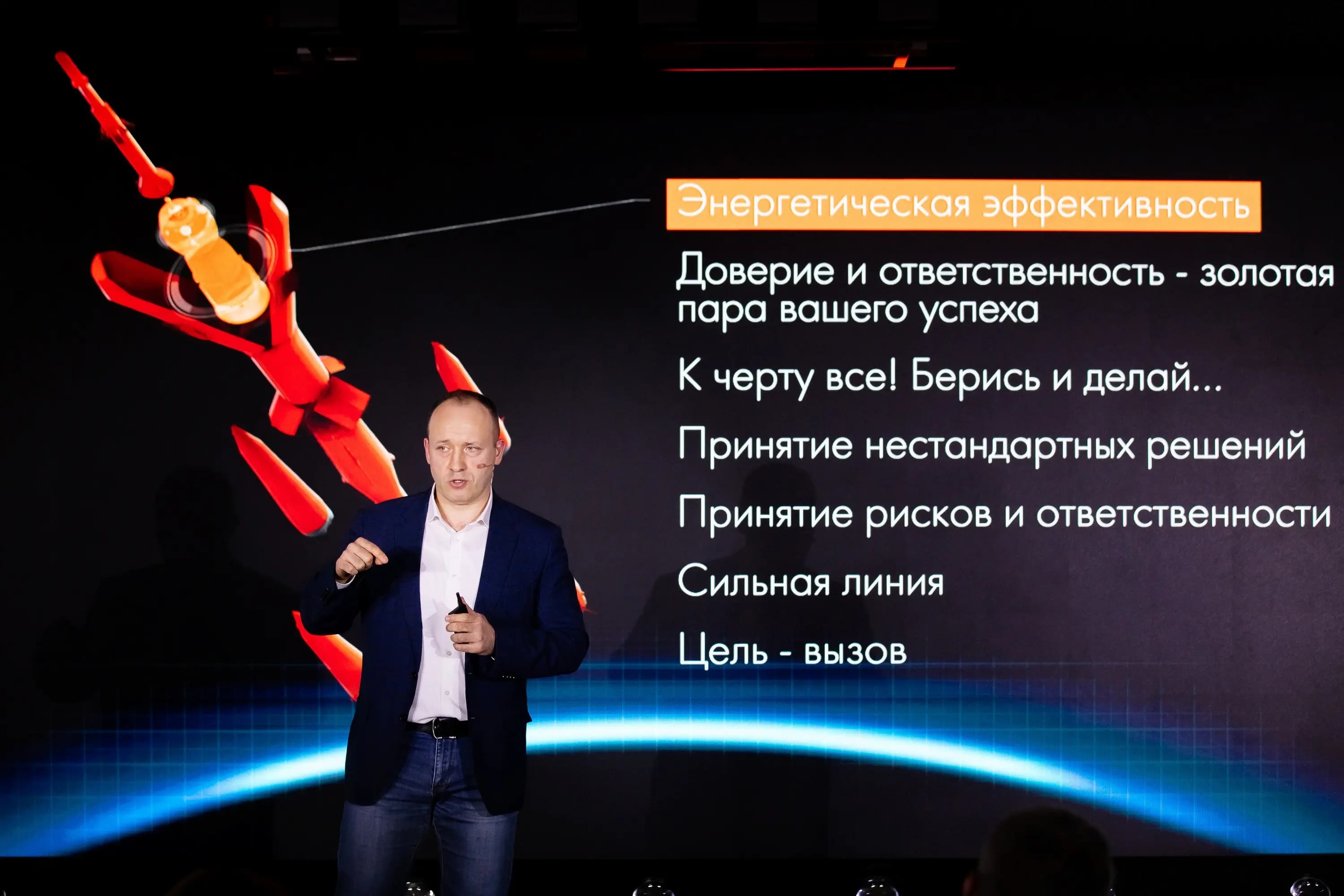 Александр Мисуркин выступает на конференции MINI, Сочи