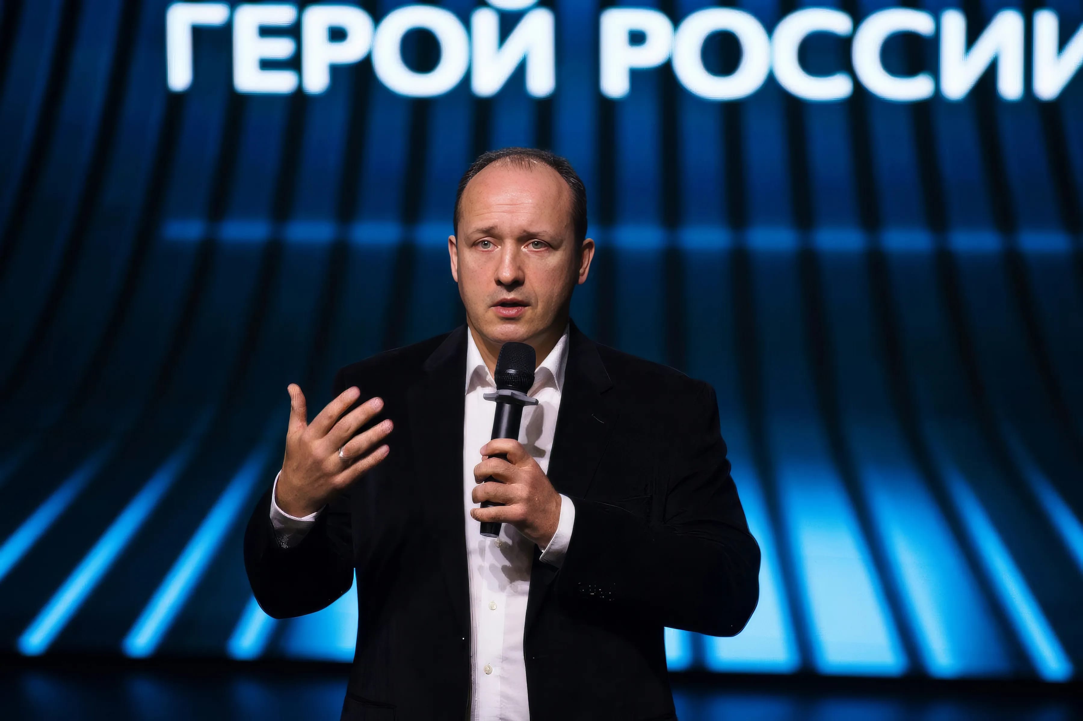 Александр Мисуркин на сцене, фронтальный план выступления в Твери