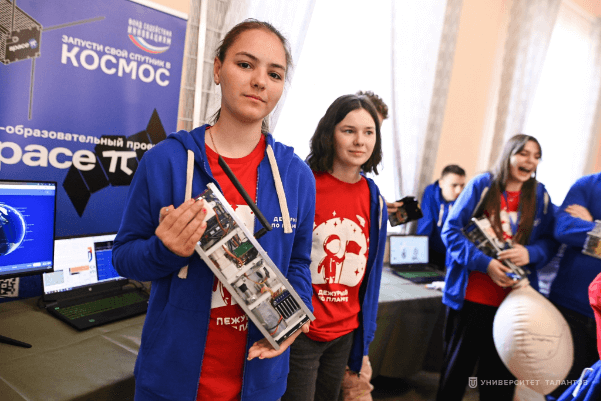 Final of the Sixth Space Shift of the Planet Duty program: schoolgirls with a satellite model