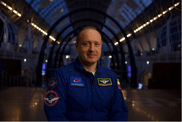 Alexander Misurkin in a blue Roscosmos flight suit