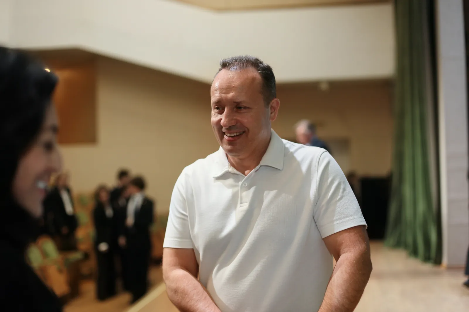 Александр Мисуркин беседует с ученицей после лекции в Академической гимназии № 56